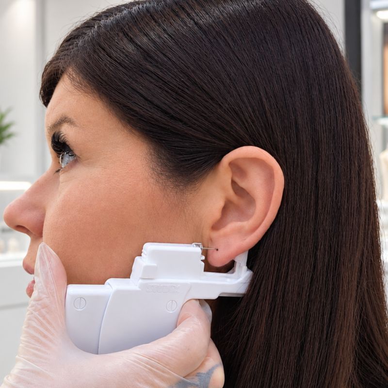 Das Ohrloch wird sanft und leise mit dem Studex System gestochen