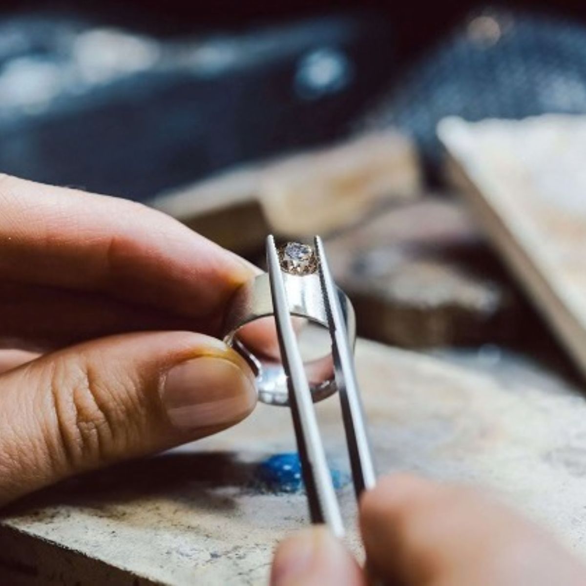 Goldschmiede Arbeit, Weißgold Ring und Brillant