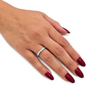 Hand mit Weißgold Ring und Brillant