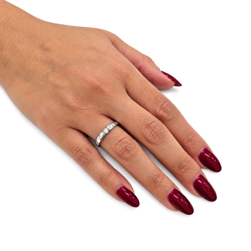 Hand mit Weißgold Ring und Brillant