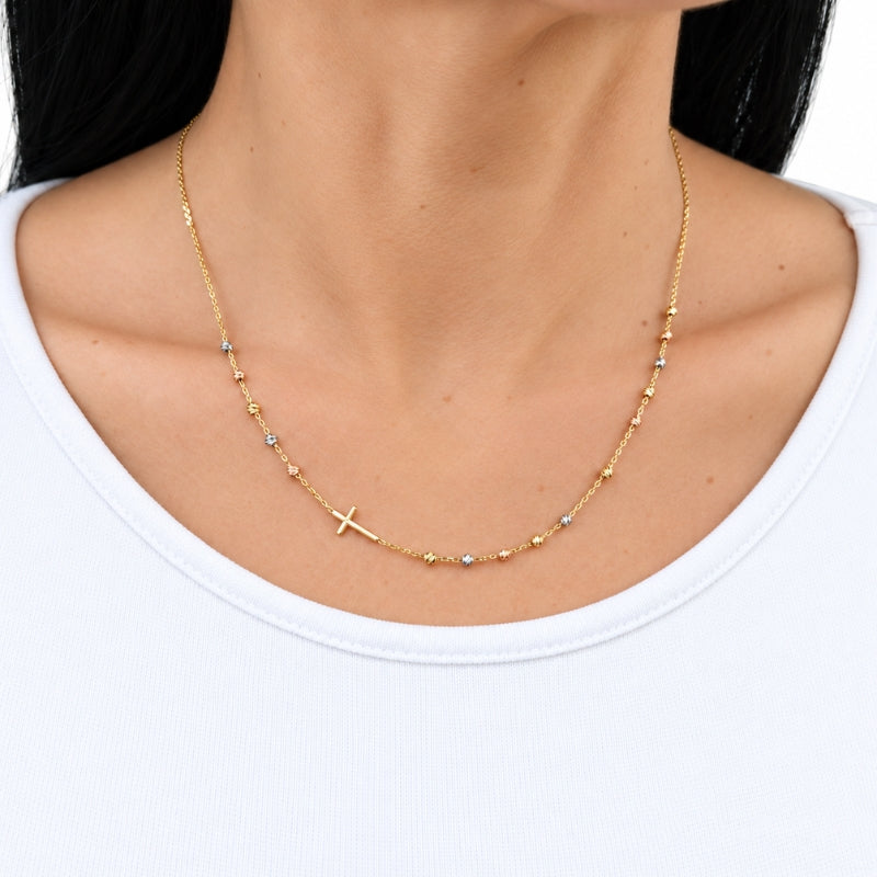 Damenhals mit Gold-Collier mit Kreuz und Kugeln