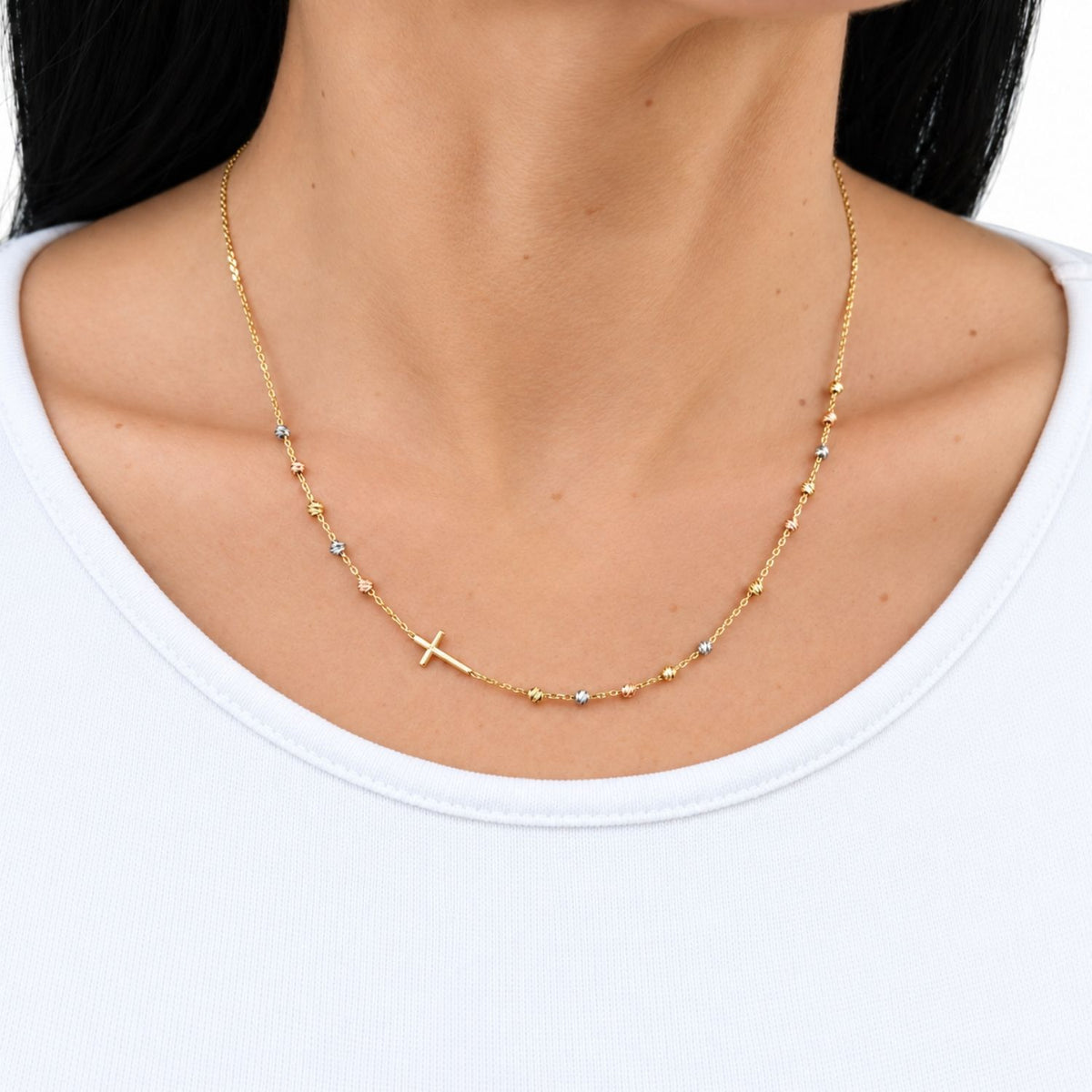 Damenhals mit Gold-Collier mit Kreuz und Kugeln