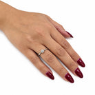 Hand mit Brillantring Weißgold 0,25 Carat