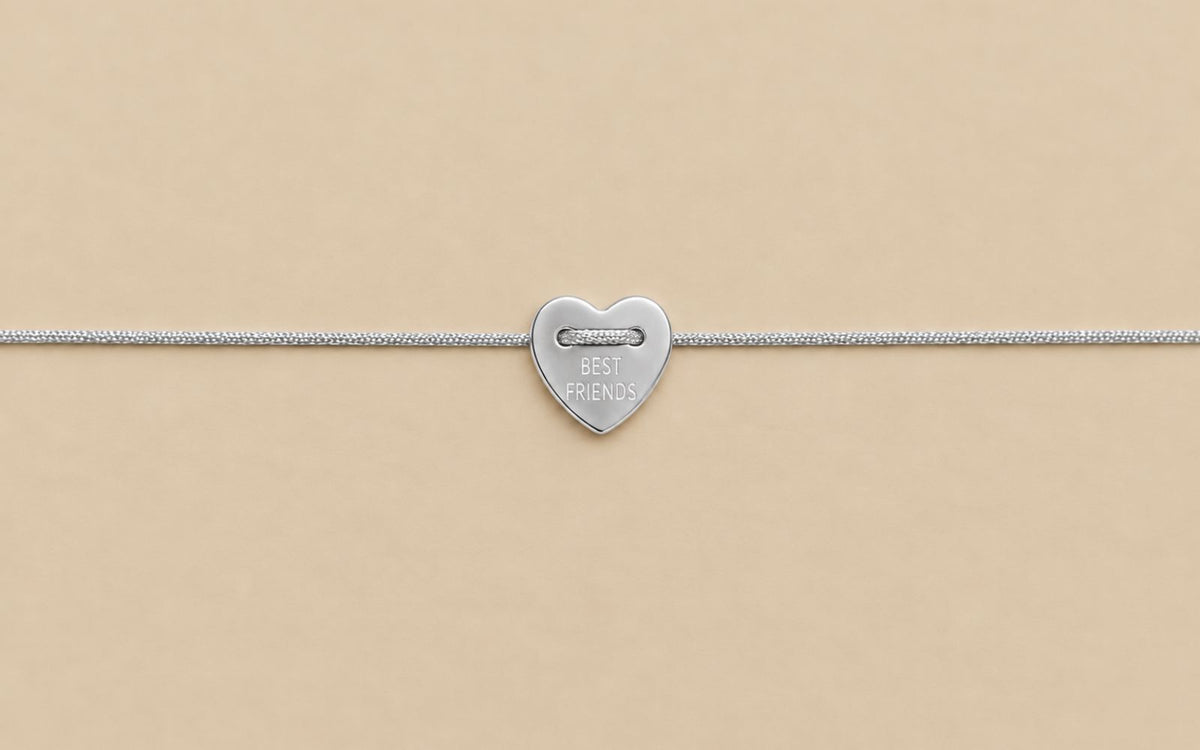Graviertes Silberarmband in Herzform mit Stoffband