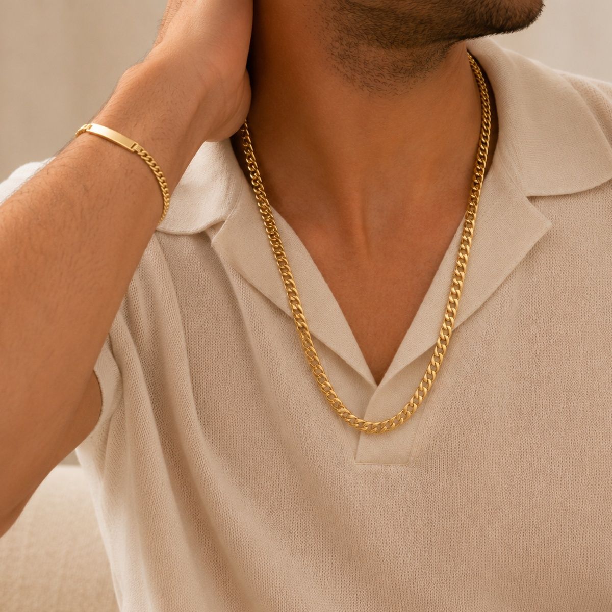 Mann mit goldener Panzerkette und goldenem Schildarmband, Herrenschmuck kaufen bei Juwelier Wilmsen