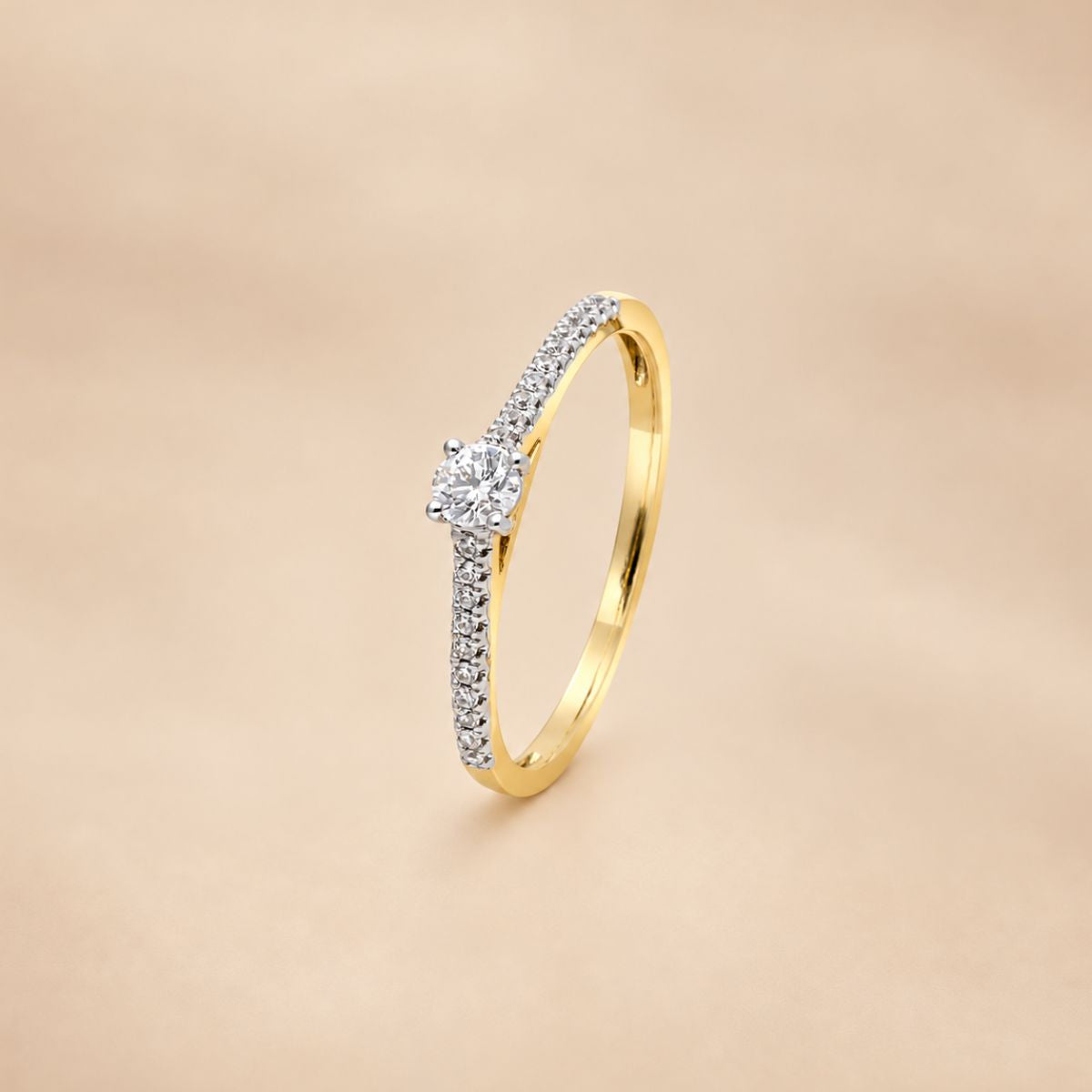 585 Gelbgoldring mit Diamant und Seitensteinen